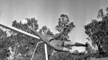 Antonio Carbajal en acción en el Mundial de Suiza 1954 / Mexsport