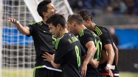 Pizarro festeja con sus compañeros el gol del Tri ante Senegal.