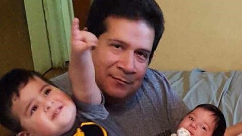 Julio César Acosta pasó cuarenta días arrestado por ICE.
