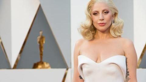 La actuación de Gaga también conmovió a los asistentes de los premios.