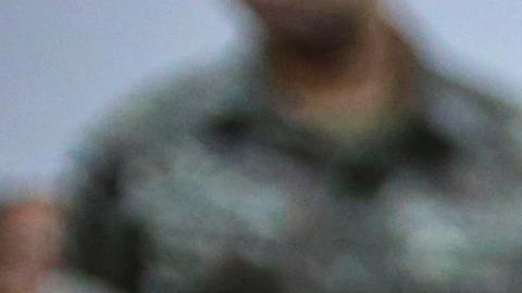 Soldados del Ejército brasileño  reparten panfletos con información sobre el mosquito Aedes Aegypt, transmisor del virus del Zika.