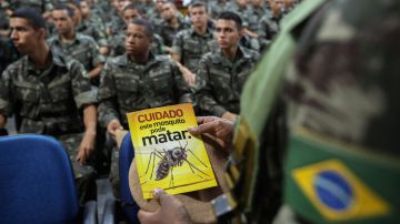 Soldados del Ejército brasileño  reparten panfletos con información sobre el mosquito Aedes Aegypt, transmisor del virus del Zika.