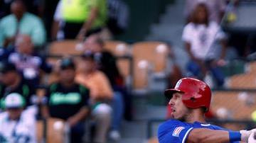 Neftalí Soto de los Cangrejeros de Santurce de Puerto Rico, batea ante los Tigres de Aragua, de Venezuela, durante un partido del primer día de la Serie del Caribe 2016.