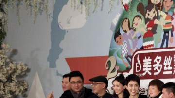 Las actrices chinas Jin Chen (4i), Jiang Yan (5i), Song Dandan (10i), Wang Lin (11i) y la estrella de cine taiwanesa, Ling Chi-ling (9i) vistas durante el evento de presentación ante la prensa de la segunda temporada del programa chino de telerrealidad "Huayang jiejie"