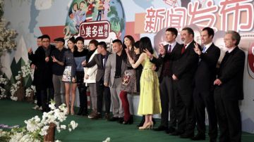 Las actrices chinas Jin Chen (4i), Jiang Yan (5i), Song Dandan (10i), Wang Lin (11i) y la estrella de cine taiwanesa, Ling Chi-ling (9i) vistas durante el evento de presentación ante la prensa de la segunda temporada del programa chino de telerrealidad "Huayang jiejie"