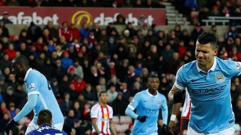 El 'Kun' Agüero celebra con un gesto de dolor su gol ante el Sunderland.