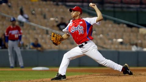 Wilber Pérez de Ciego de Ávila de Cuba, lanza la bola en el juego contra los Cangrejeros de Santurce durante un juego de la Serie del Caribe 2016.