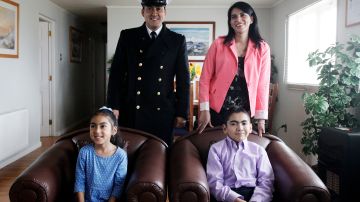 El sargento de la Armada de Chile José Aguayo junto su familia en su hogar en el faro ubicado en la Isla de Cabo de Hornos.