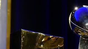 Un empleado coloca el trofeo Vince Lombardi que acredita al ganador de la 50ª edición de la Super Bowl en el Moscone Center West de San Francisco, California. Foto: EFE.