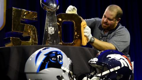 Un empleado coloca el trofeo Vince Lombardi que acredita al ganador de la 50ª edición de la Super Bowl en el Moscone Center West de San Francisco, California. Foto: EFE.