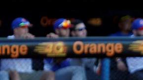 El jugador de Los Tigres de Aragua José Alberto Martínez corre a primera base después de batear ante Los Cangrejeros de Santurce.