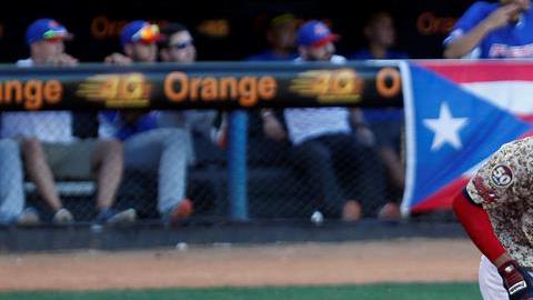 El jugador de Los Tigres de Aragua José Alberto Martínez corre a primera base después de batear ante Los Cangrejeros de Santurce.