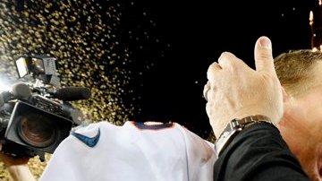 Ron Rivera, coach de los Panthers, felicita a Peyton Manning tras el final del Super Bowl 50.