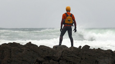 Efectivos de Bomberos de Asturias continúan la búsqueda del niño de veinte meses que fue arrastrado por un golpe del mar cuando se encontraba con su padre y su abuelo en la playa de Frejulfe (Asturias). EFE/José Luis Cereijido