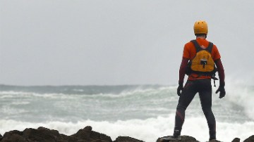 Efectivos de Bomberos de Asturias continúan la búsqueda del niño de veinte meses que fue arrastrado por un golpe del mar cuando se encontraba con su padre y su abuelo en la playa de Frejulfe (Asturias). EFE/José Luis Cereijido