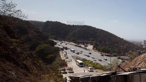 Vista del autobús que transportaba al equipo argentino Huracán en la autopista Caracas - La Guaira (Venezuela).