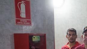 Funcionarios del estado venezolano de Vargas hablan con personal de la Embajada de Argentina en Venezuela y miembros del equipo de fútbol Huracán, en el Centro Médico Luis F. Marcano en La Guaira (Venezuela).