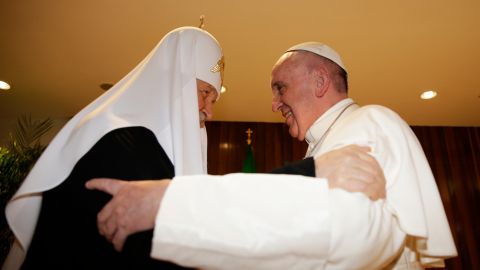 El papa Francisco (d) y el patriarca ortodoxo ruso Kiril (i) se abrazan en el aeropuerto internacional José Martí de La Habana.