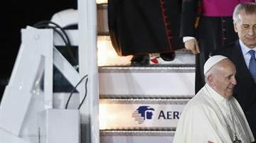 El papa Francisco conversa con el presidente mexicano, Enrique Peña Nieto (d), y la primera dama, Angélica Rivera (i), el 12 de febrero de 2016, en el hangar presidencial del Aeropuerto Internacional de Ciudad de México.