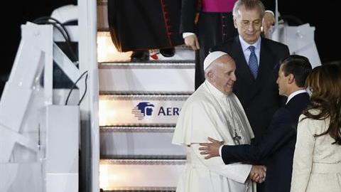 El papa Francisco conversa con el presidente mexicano, Enrique Peña Nieto (d), y la primera dama, Angélica Rivera (i), el 12 de febrero de 2016, en el hangar presidencial del Aeropuerto Internacional de Ciudad de México.