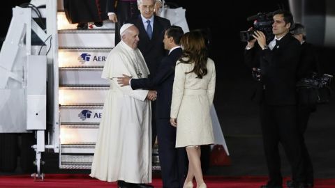 El papa Francisco conversa con el presidente mexicano, Enrique Peña Nieto (d), y la primera dama, Angélica Rivera (i), el 12 de febrero de 2016, en el hangar presidencial del Aeropuerto Internacional de Ciudad de México.