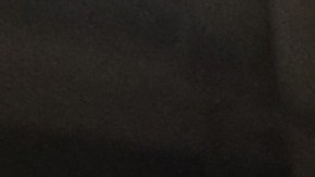 Un hombre prueba un arma durante la Feria de Armas de Miami. Foto: EFE