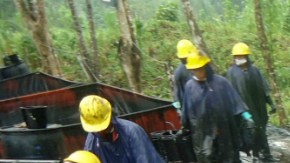Unas 250 personas trabajan en las tareas de limpieza del área afectada por un derrame de petróleo en la Amazonía de Perú