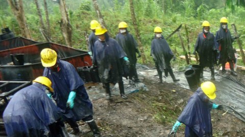 Unas 250 personas trabajan en las tareas de limpieza del área afectada por un derrame de petróleo en la Amazonía de Perú