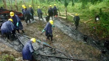 Unas 250 personas trabajan en las tareas de limpieza del área afectada por un derrame de petróleo en la Amazonía de Perú