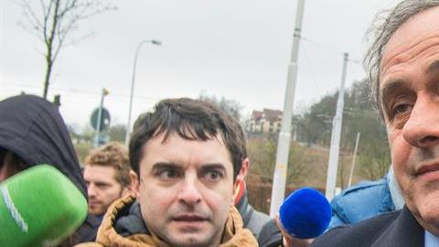 Michel Platini a las afueras de la FIFA en Zurich.