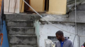 Equipos de emergencia buscan víctimas en una vivienda derrumbada hoy, martes 16 de febrero de 2016, luego de una explosión en Santo Domingo (República Dominicana). Al menos 40 personas resultaron heridas a consecuencia de una explosión en una estación de gas, de las cuales ocho están graves por quemaduras en el 60 por ciento de su cuerpo y traumatismos, según informaron los servicios de seguridad y rescate.