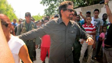 El segundo jefe de las FARC Luciano Marín Arango (c), alias "Iván Márquez", durante un acto público en la aldea de Conejo, en el departamento de La Guajira (Colombia), el 18 de febrero de 2016.