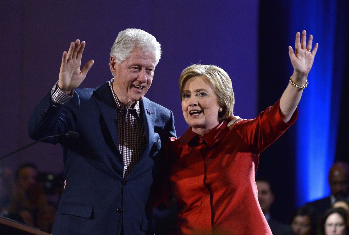 Los Clinton piden acudir a las urnas el 3 de noviembre.