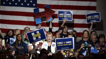 Seguidores de Hillary Clinton aplauden su triunfo en Nevada.