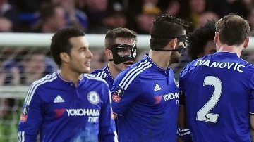 Eden HAzard festeja su gol con sus compañeros en el Chelsea vs. Manchester City.
