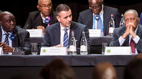 El camerunés Issa Hayatou, presidente en funciones de la FIFA, pensativo en la víspera de las elecciones a la presidencia del organismo.