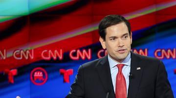 El aspirante a candidato presidencial por el partido republicano Donald Trump (dcha) y su contrincante Marco Rubio (izda) asisten al décimo debate televisado entre aspirantes republicanos a la Casa Blanca.