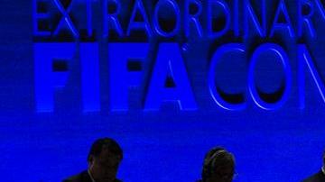 El Consejo Ejecutivo de la FIFA en el estrado durante la celebración del Congreso Extraordinario de la FIFA en el Hallenstadion de Zúrich.