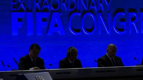 El Consejo Ejecutivo de la FIFA en el estrado durante la celebración del Congreso Extraordinario de la FIFA en el Hallenstadion de Zúrich.