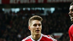 El novato Marcus Rashford le ha funcionado a Louis Van Gaal.