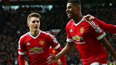 El novato Marcus Rashford le ha funcionado a Louis Van Gaal.