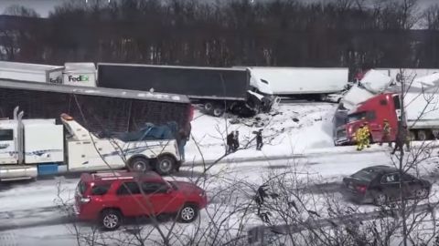 Más de 50 vehículos chocaron en cadena  en Pennsylvania  a causa del mal tiempo.