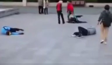 Los acosadores terminaron tumbados en el suelo.