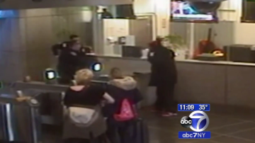 En el video de seguridad, se ve al desamparado hablando con los agentes antes de sacar el arma.