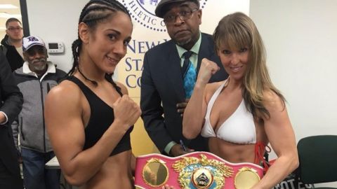 Amanda Serrano y Olivia Gerula durante la ceremonia de pesaje ayer en New York