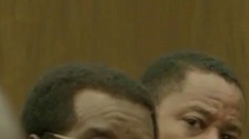 Cuba Gooding Jr. (segundo por la der.) y John Travolta (der.) son dos de las estrellas de 'The People v. O.J. Simpson'.