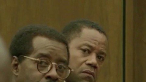 Cuba Gooding Jr. (segundo por la der.) y John Travolta (der.) son dos de las estrellas de 'The People v. O.J. Simpson'.