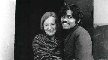 Charlotte Von Schedvin y PK Mahanandia se conocieron en Delhi en 1975.