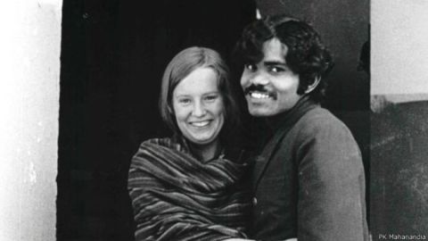 Charlotte Von Schedvin y PK Mahanandia se conocieron en Delhi en 1975.