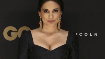 La actriz mexicana se defiende de las críticas tras las polémicas imágenes de su escapada con el actor.